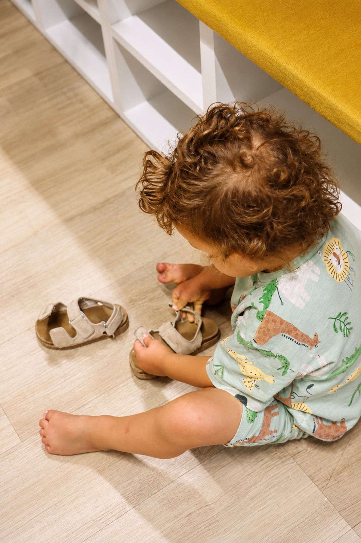 Un enfant met ses chaussures tout seul